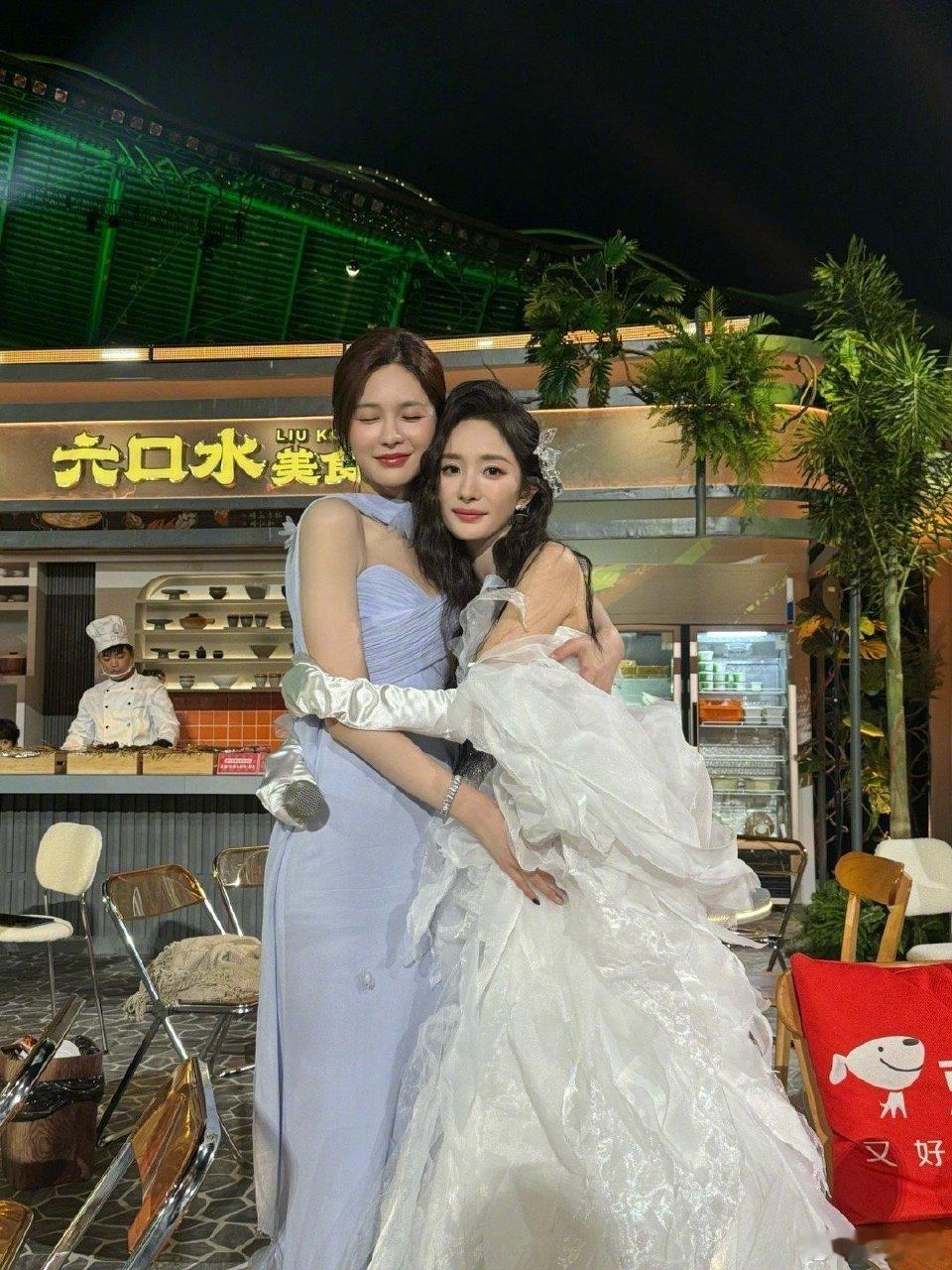 论杨幂到底有多少好妹妹，跨年夜一晚上干了多少事情[送花花] 
