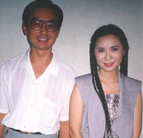 一次，梁天问蔡明：“我给你写了那么多信，你为啥不回？架子也忒大了。”蔡明一脸疑问