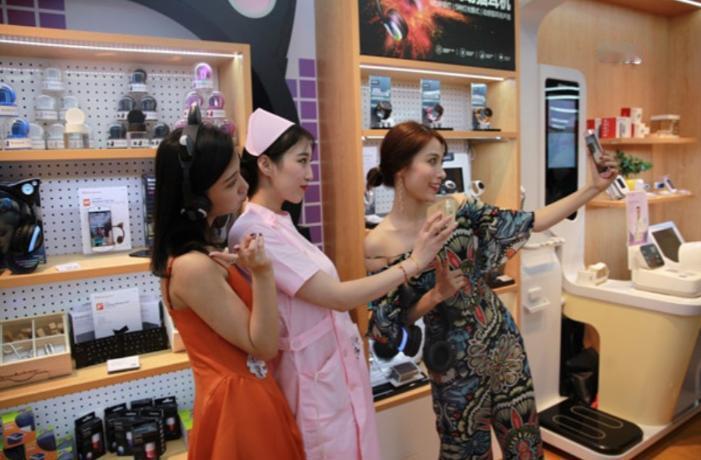 大家发现了吗？年轻人消费正出现三个反常。

第一个反常，钻石、黄金失宠。

放在