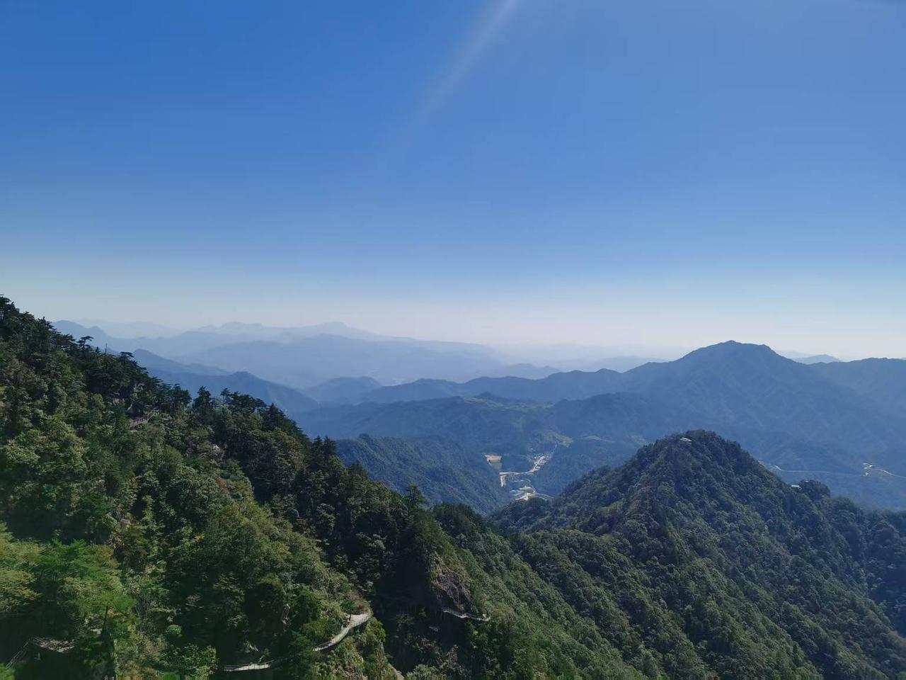 分享今日记录自己的生活美景游览明堂山，走玻璃栈道，攀数百米天梯，尽显青春本色！