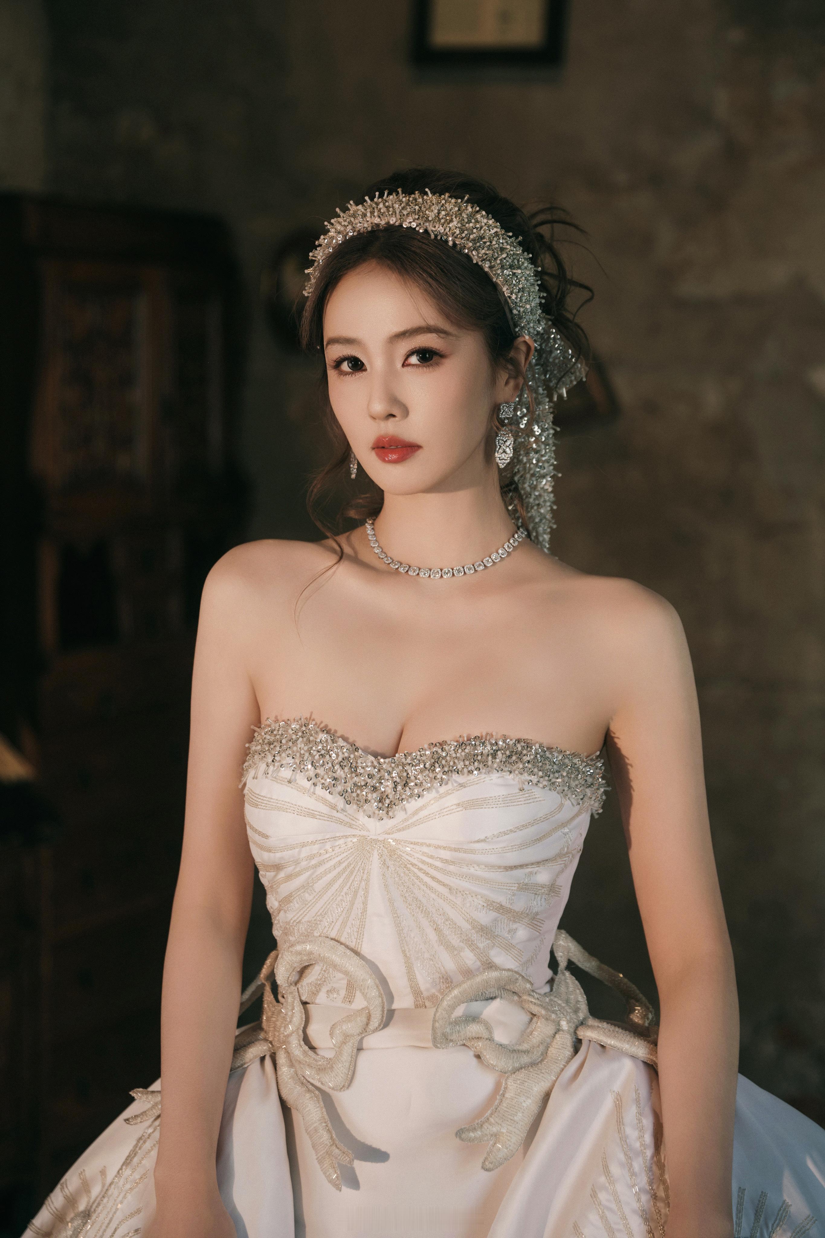 白鹿微博视界大会红毯造型出图啦！白鹿纯白抹胸高定真的太漂亮啦！[羞嗒嗒]白鹿 美