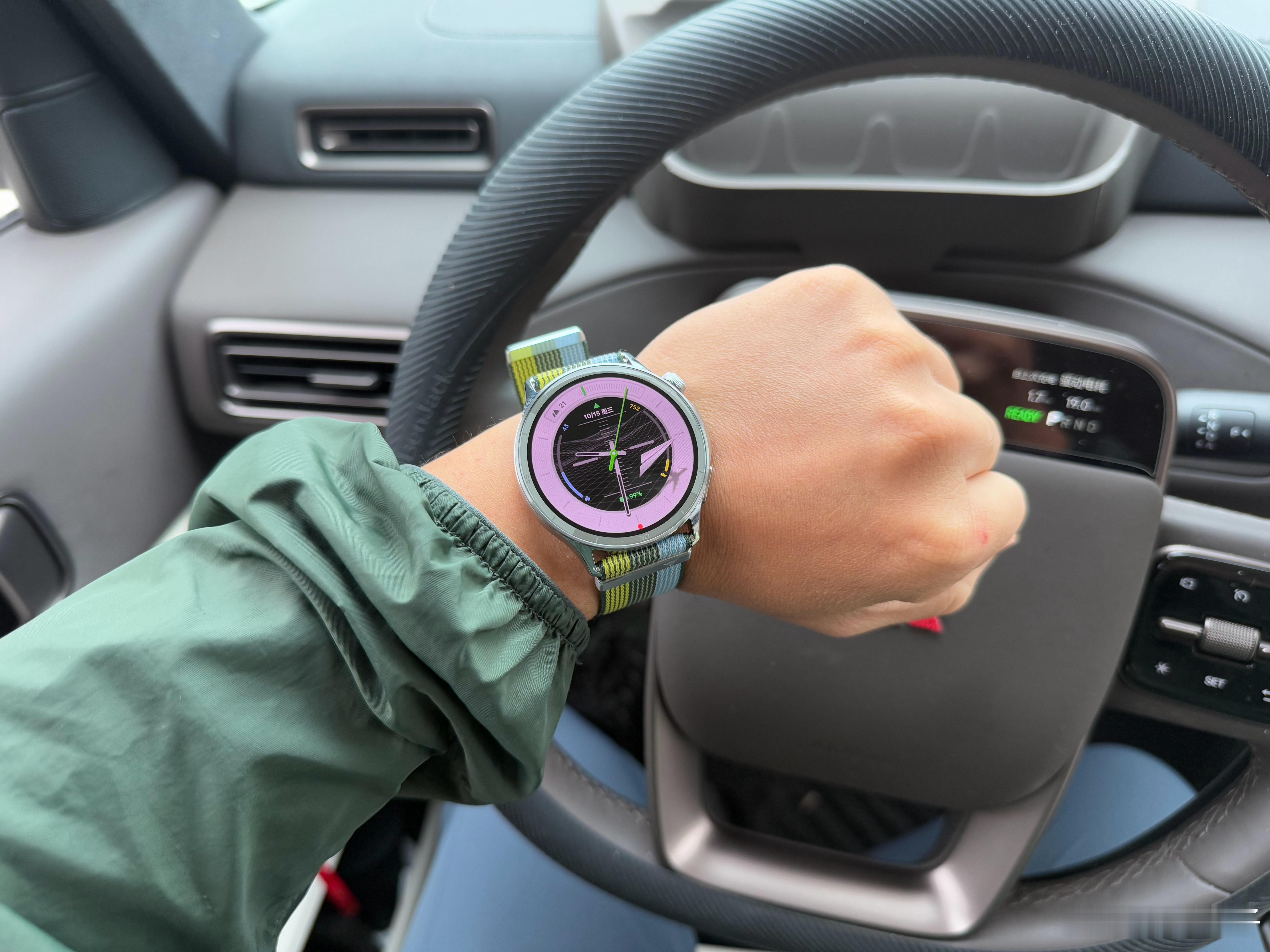 Oppo Watch S已经戴了快1个月的时间，是我用过最轻薄的智能手表，表带的