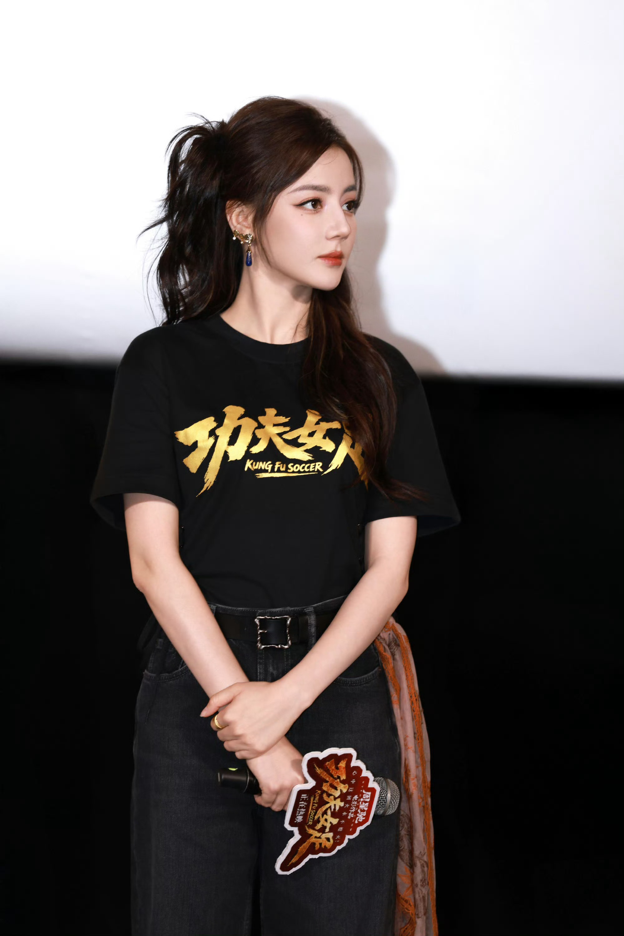 谁让迪丽热巴唱的大魔王好无语迪丽热巴出席《功夫女足》路演活动，现场有观众现场点歌
