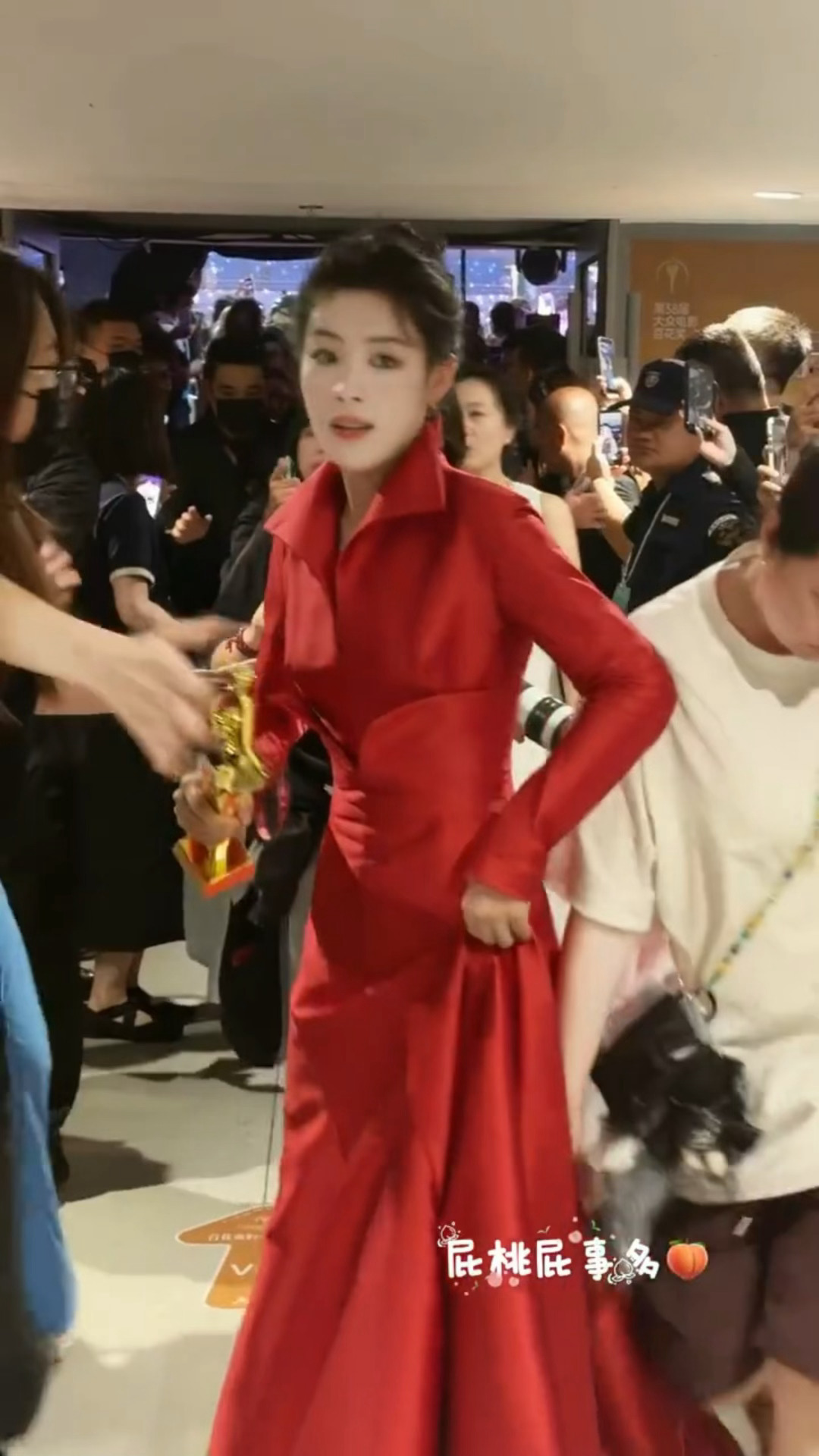 证书忘了 奖杯忘了人也差点被“逮”走这怎么能不操心 理解家辉成为家辉 
