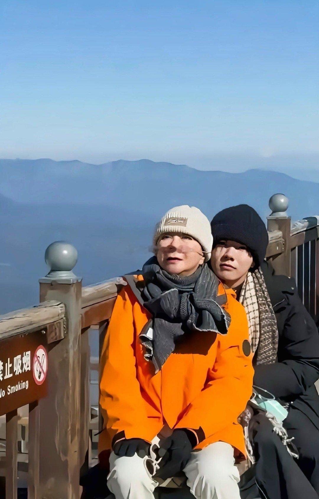 一路繁花真的胆子大，向太拄拐杖、坐轮椅出来录综艺都还不算啥，看到蔡明这一刻真的快