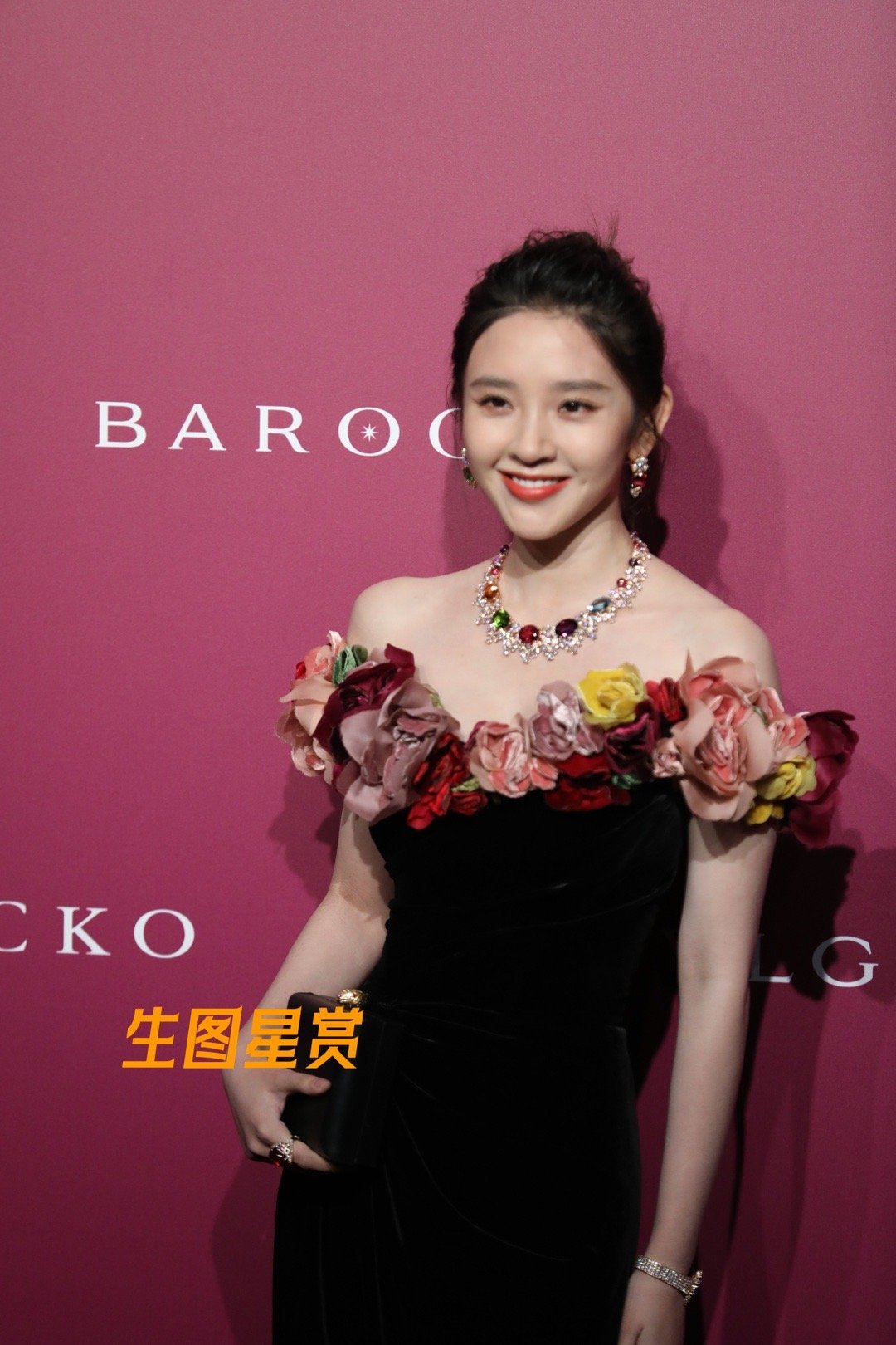 唐艺昕黑丝绒花瓣礼裙妆造，笑容明媚，极致优雅🌸🖤 ​​​