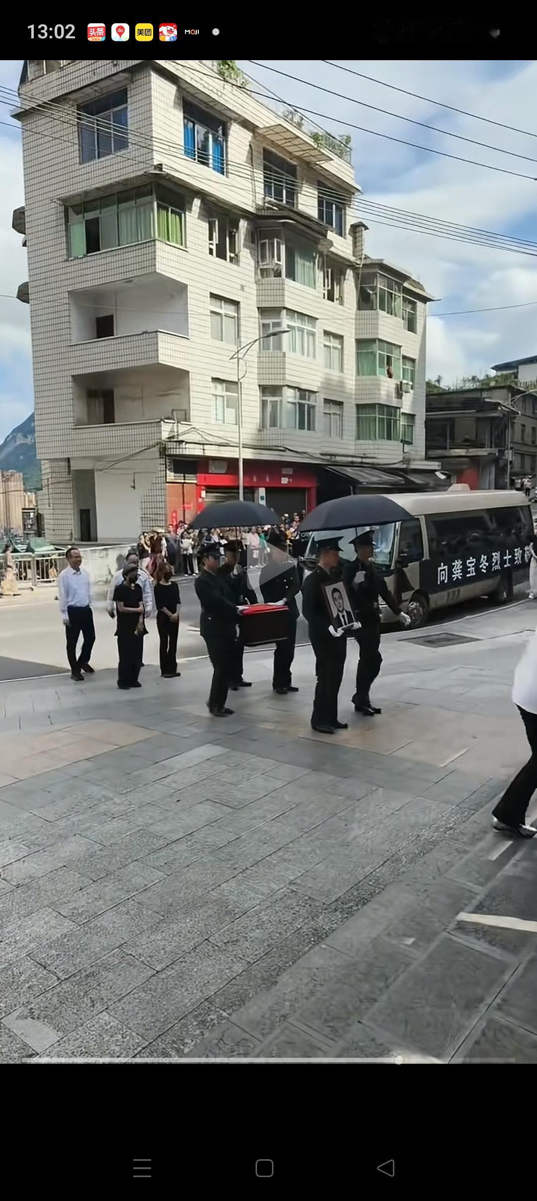看哭了！[流泪][流泪]龚宝冬遗体告别仪式现场围了很多人。仔细看还有2位穿着黑色