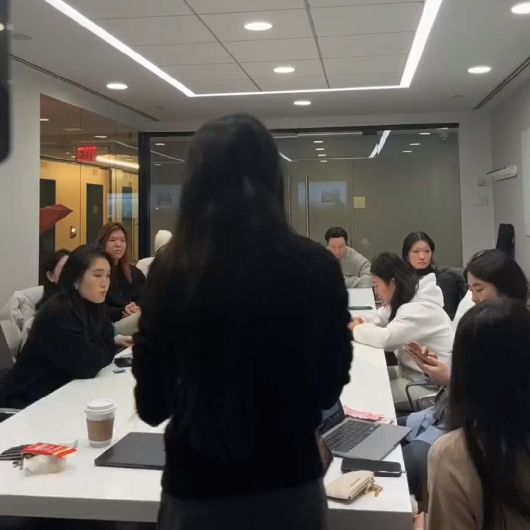 已经开始研究不涨薪水留住人才了，今天部门开“人才保留研讨会”，领导激情澎湃地抛出