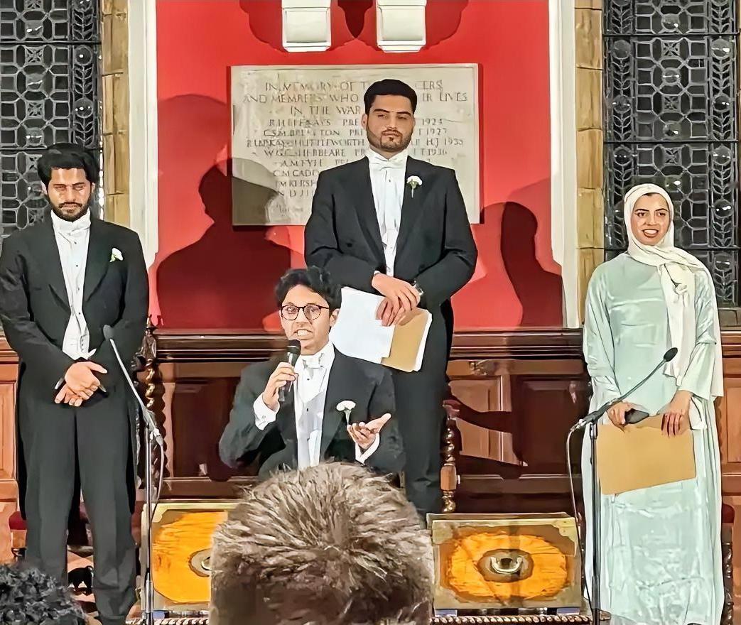 一位英国网友在社交平台发布了这张照片，配文感慨：上面分别是牛津大学学生会主席、副