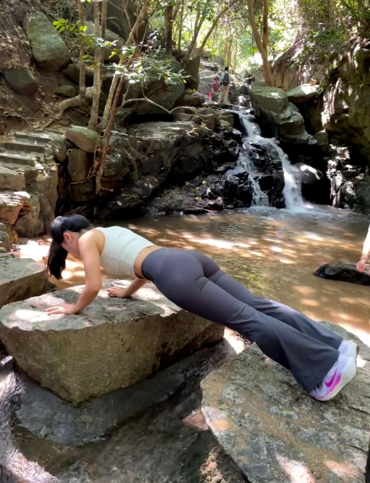 一头扎进山里练瑜伽🧘🏻‍♀️今日任务：进山大口吸氧🌲就在山涧边，听风吹、听