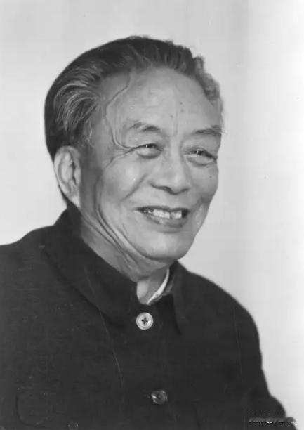 1950 年代某天，诗人艾青赴徐悲鸿家做客，酒过三巡后徐悲鸿赠他一幅奔马图。艾青