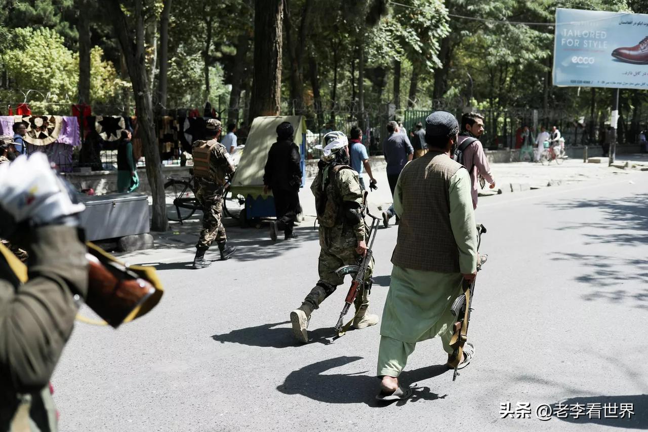 【阿富汗塔利班开始禁止女性穿紧身衣服】
喀布尔时间2026年4月2日，阿富汗电台