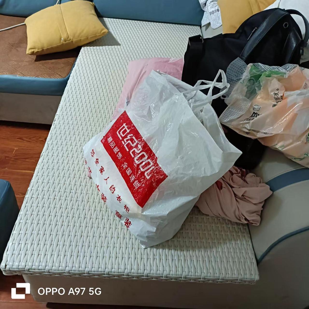 今晚我没地方睡了，只能睡沙发了，住床位房被别人投诉了，别人说我打呼噜很大声太吵了
