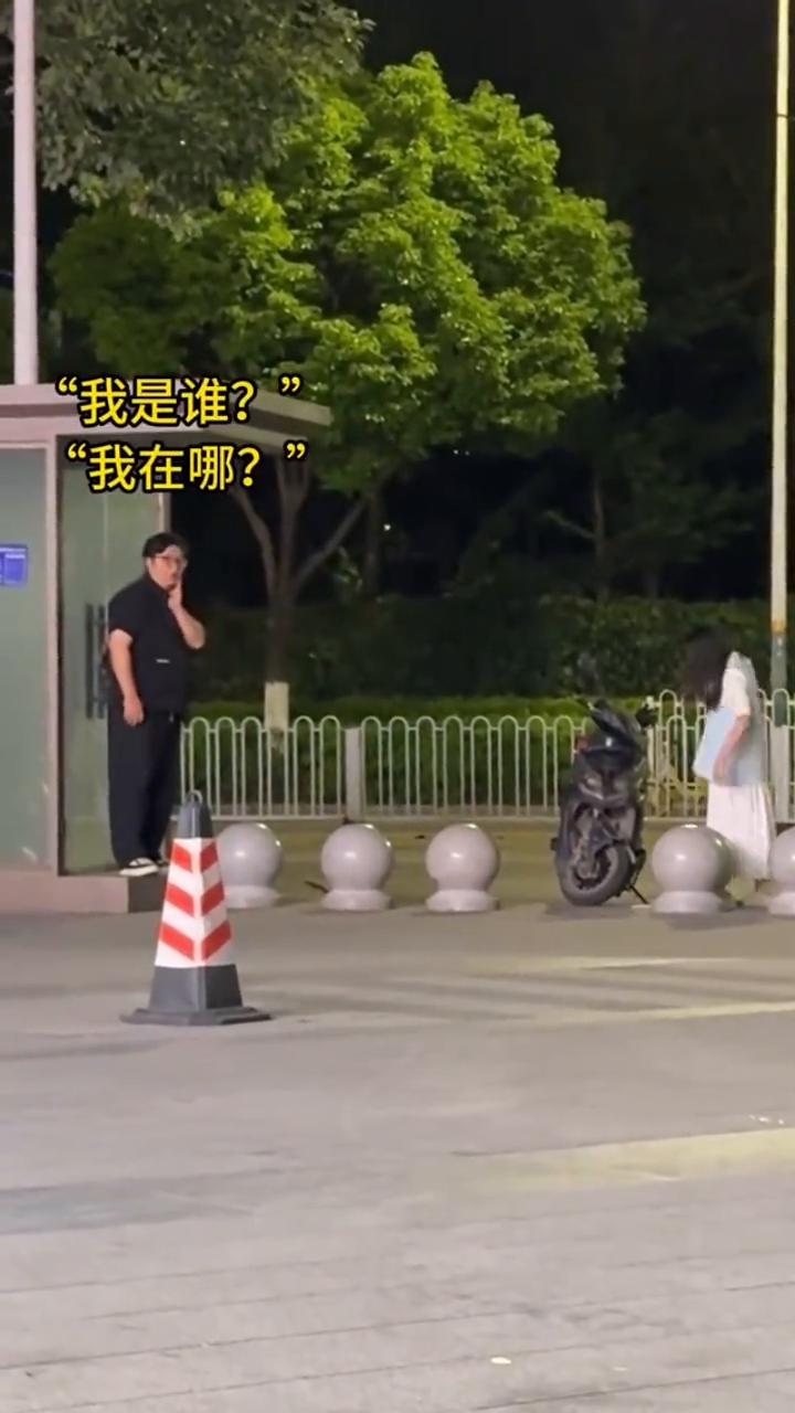 在路边不小心拍到了这震惊的一幕。
我是谁？我在哪？这么轻？啊啊！