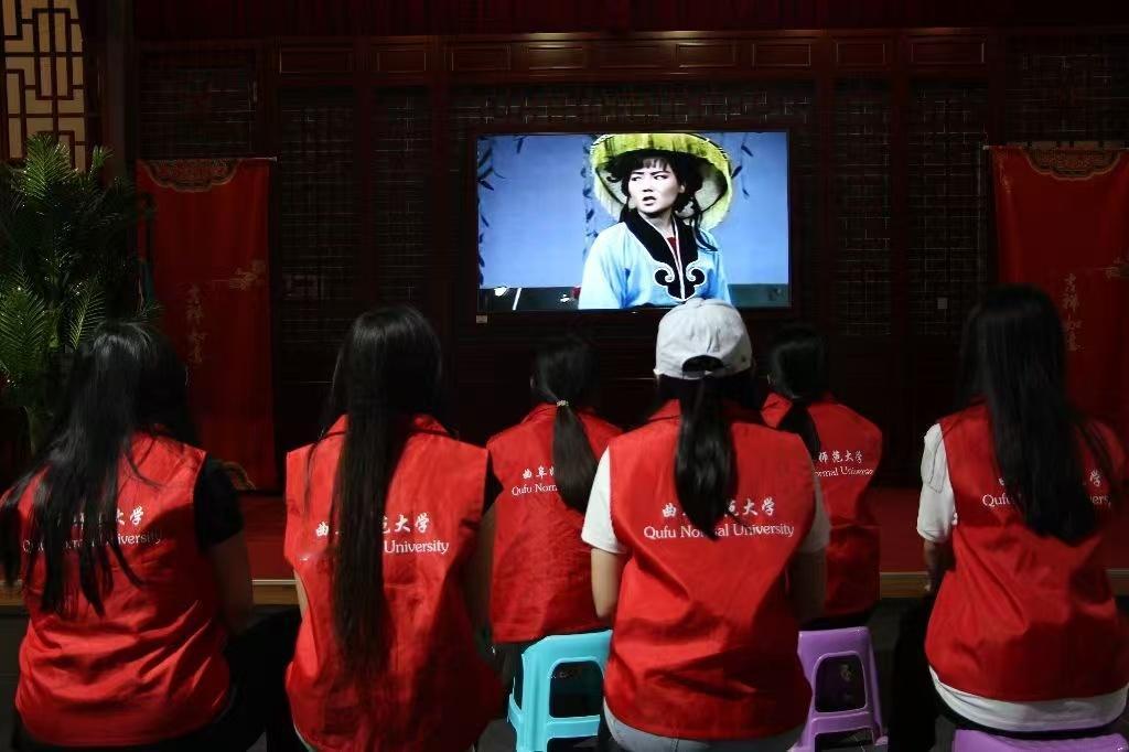 秦岭笑谈吕韵传薪文脉永续 曲师大传媒三下乡大学生社会实践7月19日，曲阜师范大学