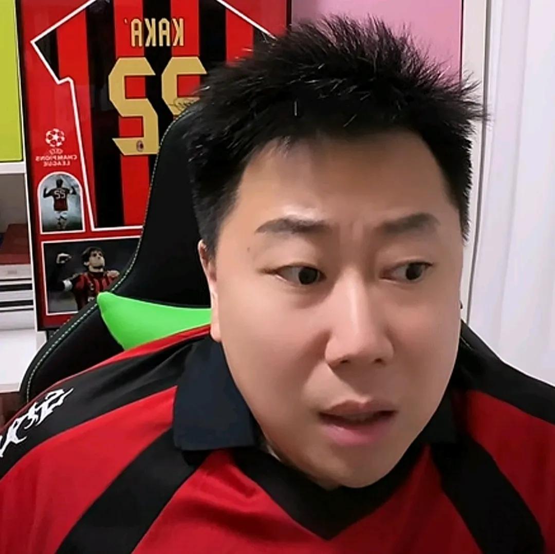 媒体人李宝库认为，上海海港球迷的购买力在中超强队里是垫底的存在。
李宝库表示，中