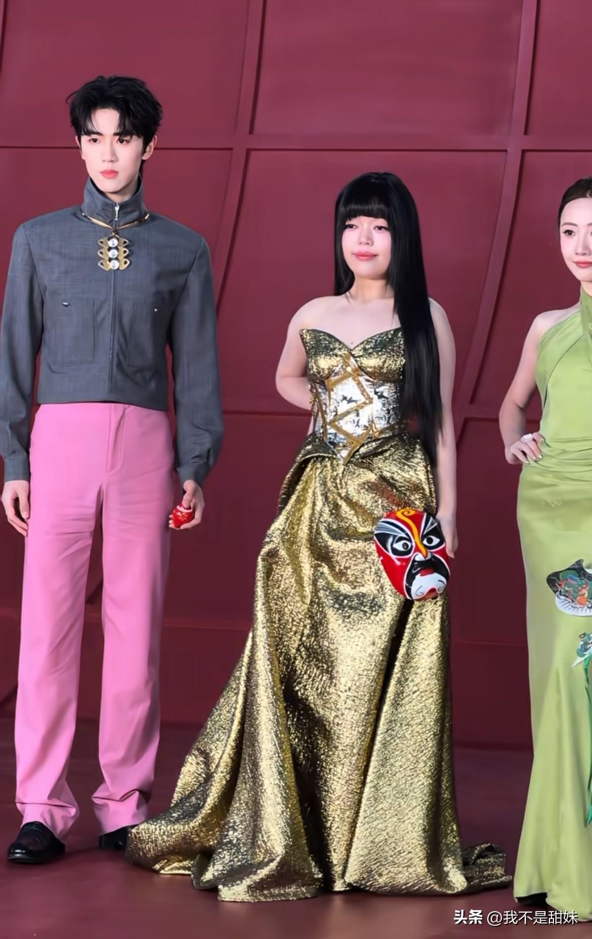 赵露思现在成资本了！
为了要把闺蜜带上芭莎，所以让咖位！
这么看露思面子挺大的，