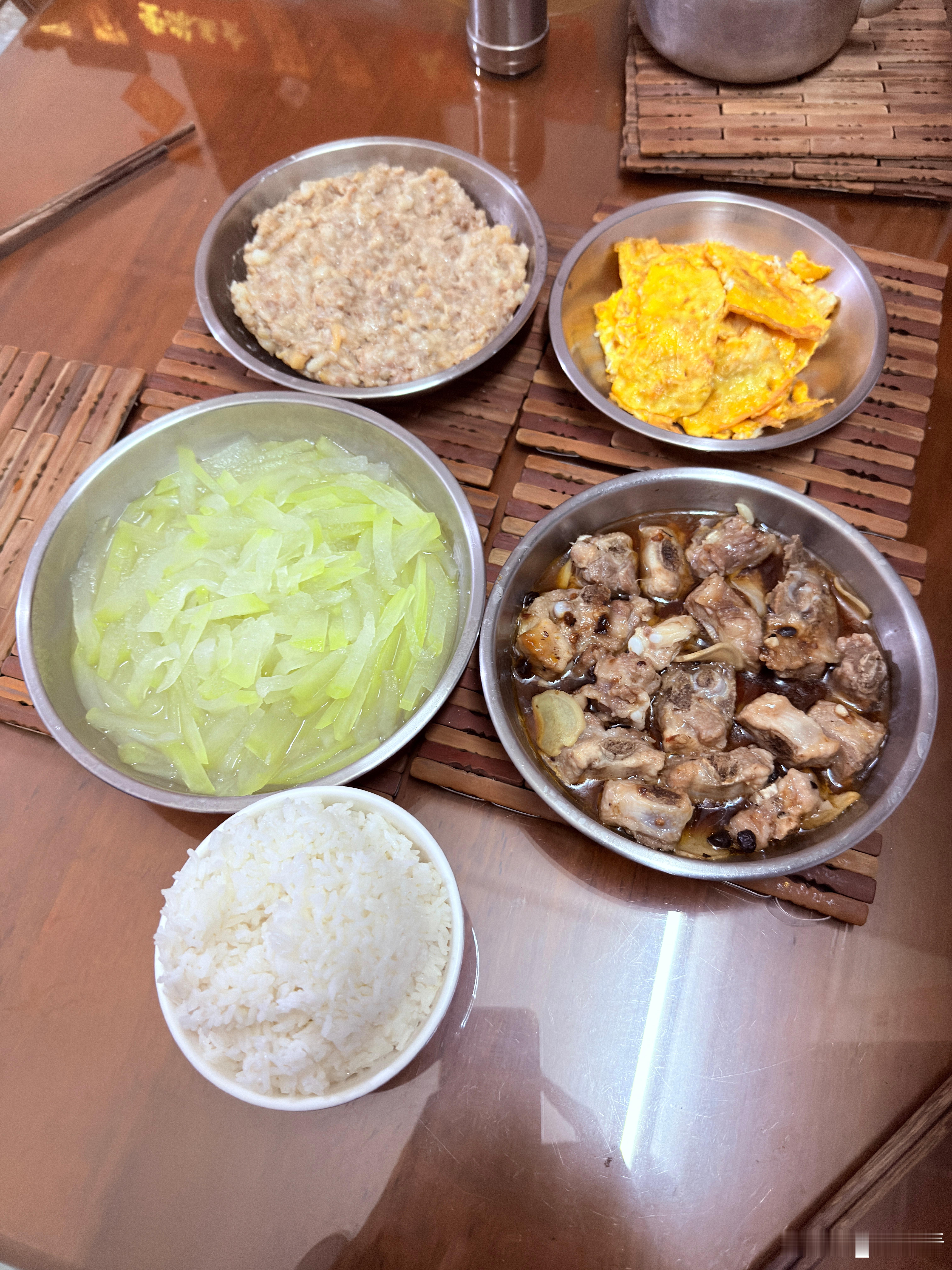 家常便饭，开饭咯～～你吃了吗？[坏笑] ​​​