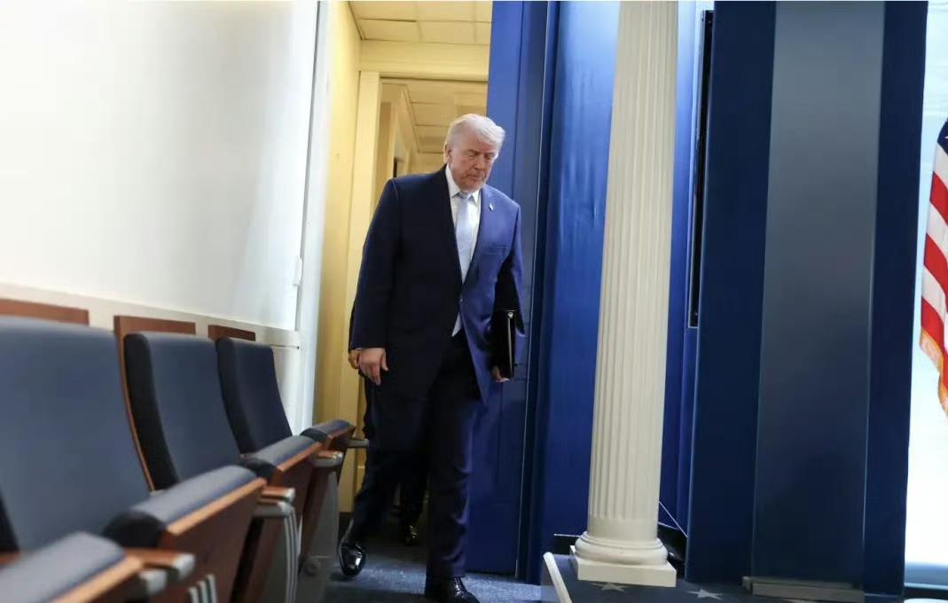 美国自己又延期了！这40多天的美伊对决，把美国中东霸权的“纸老虎”底色给打穿了。