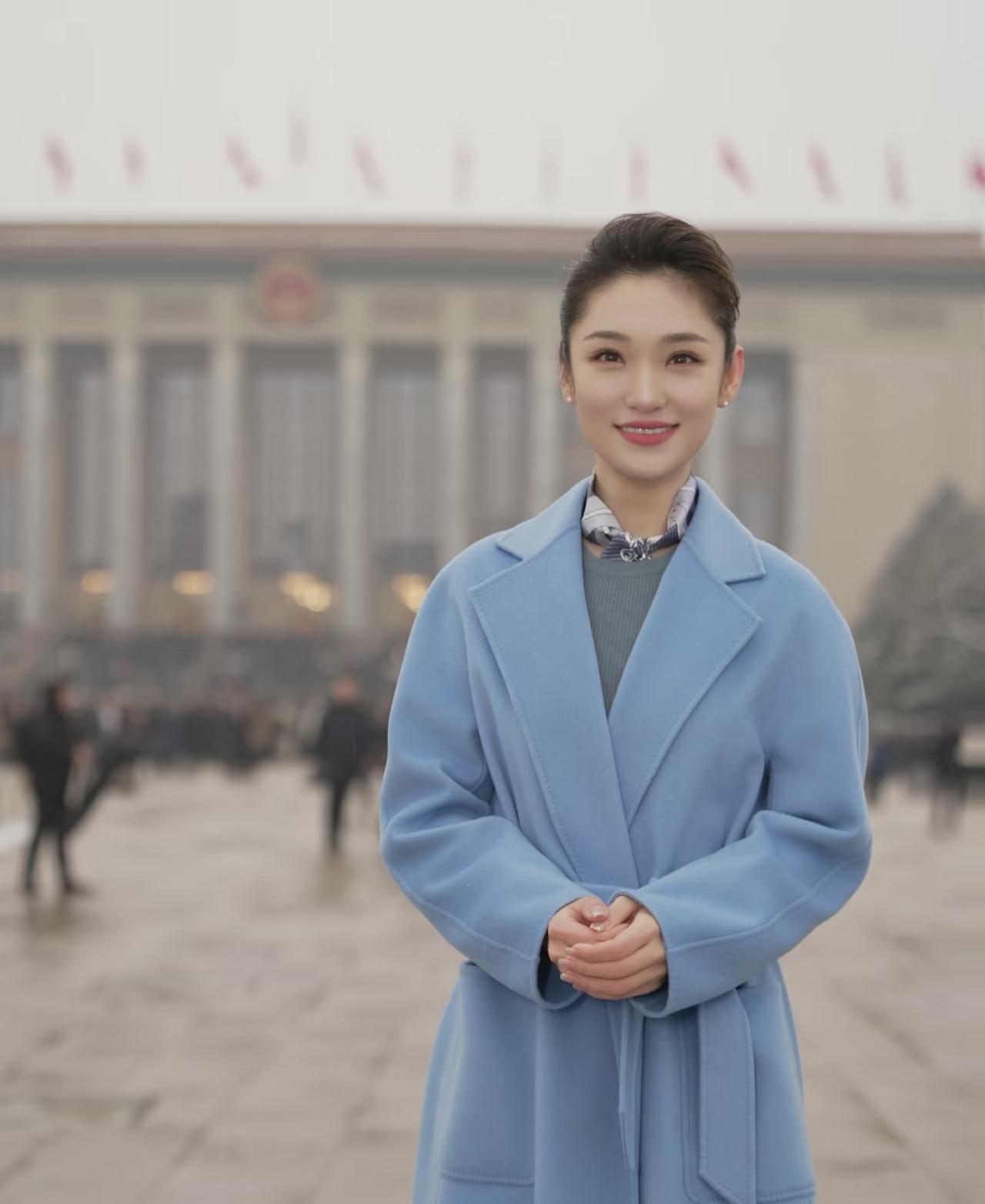 蓝羽：一身蓝色大衣好美
蓝色的大衣配上她的笑，真的是一眼惊鸿。