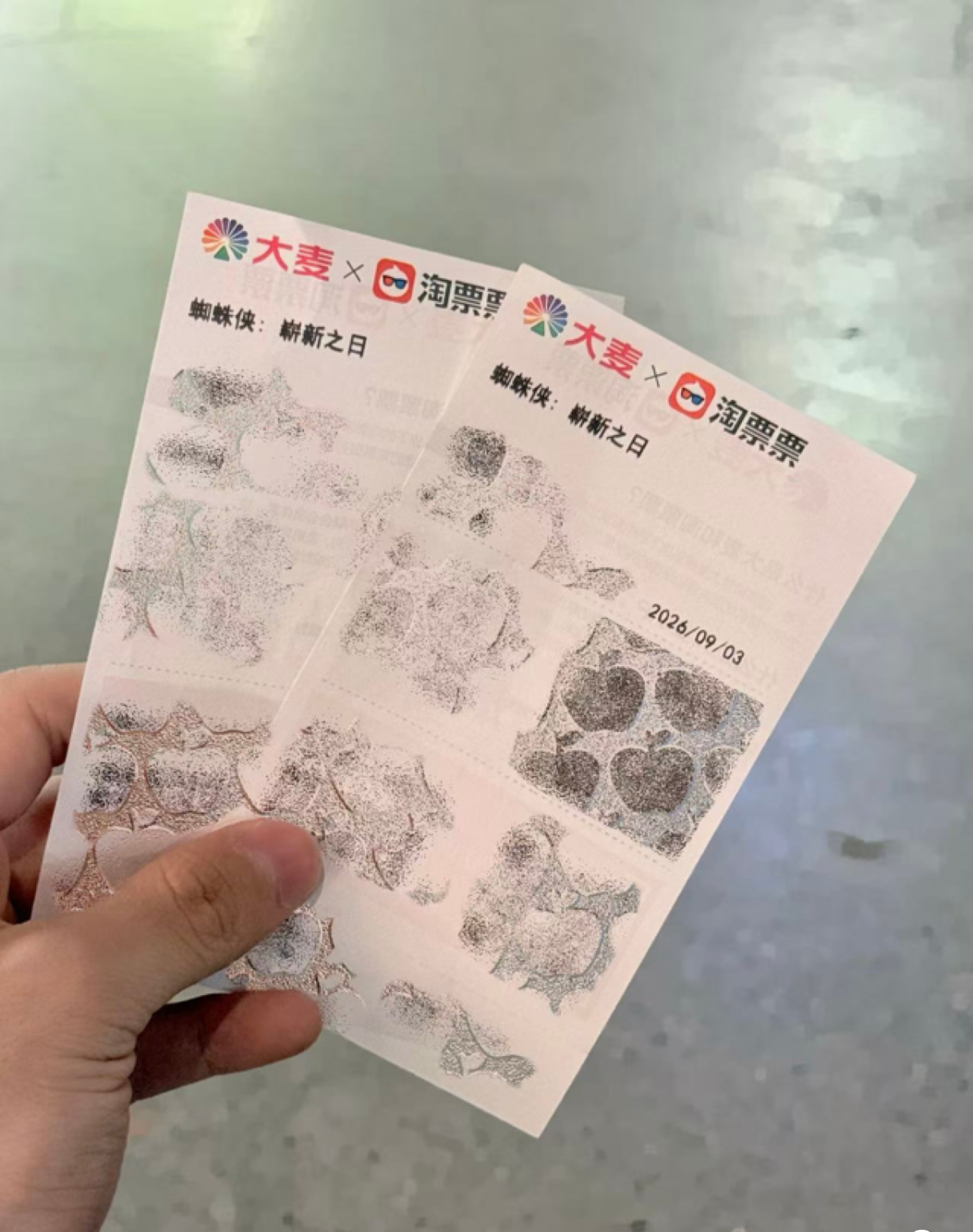 和妈咪看了蜘蛛侠，还用糖画画了苹果[可怜] ​​​