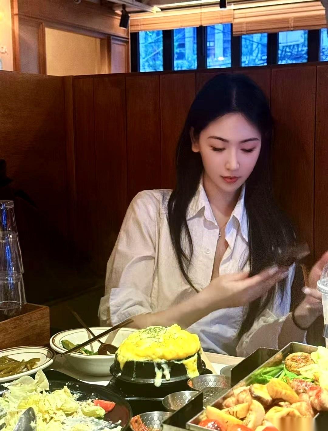 255块。一分没多，一分没少。
就像一把冰冷的手术刀，把昨晚那顿500多块钱的饭