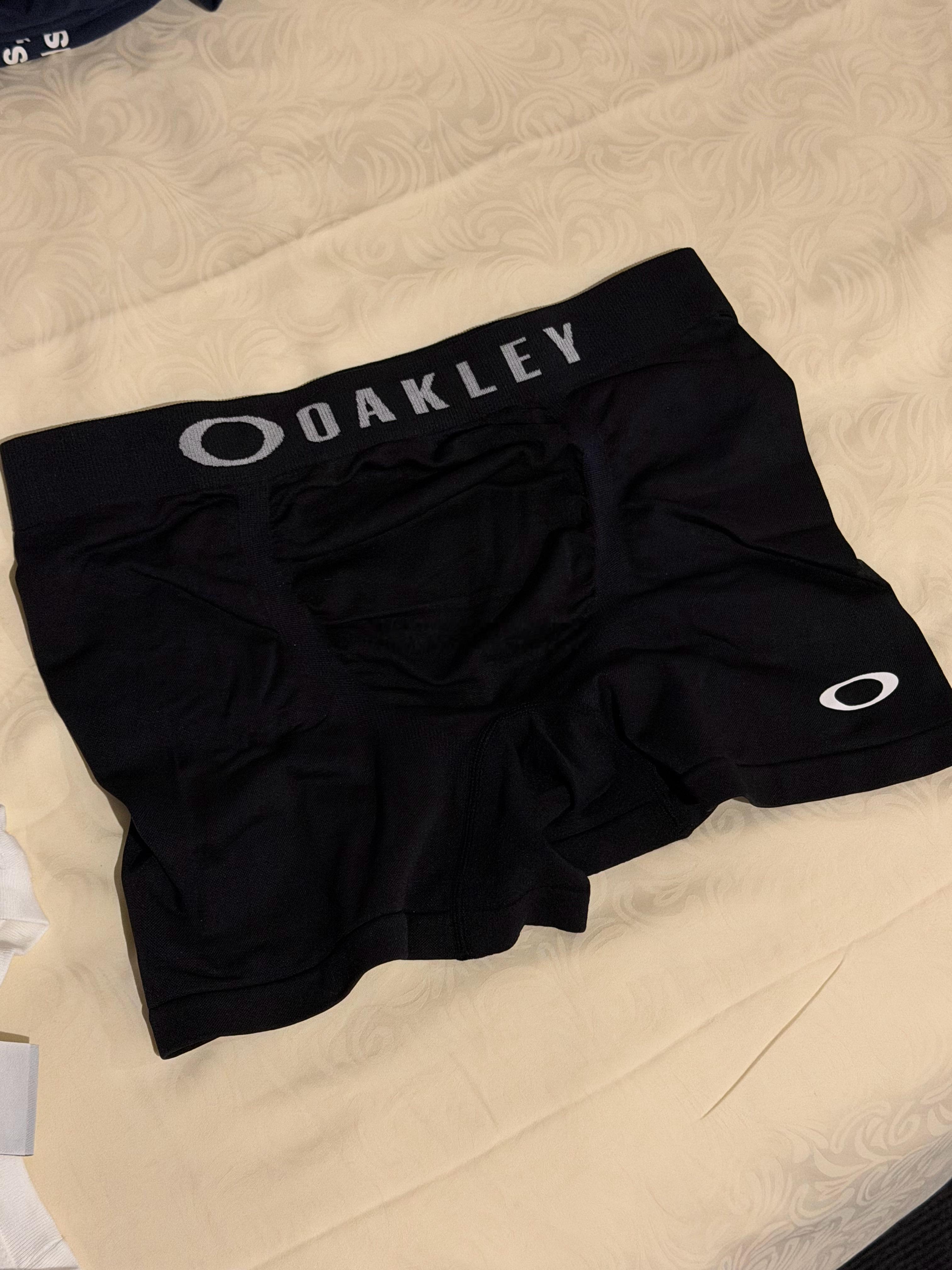 昨天去Oakley看中这条内裤 但只有L码了 我内裤一般穿M 那个日本小哥店员给