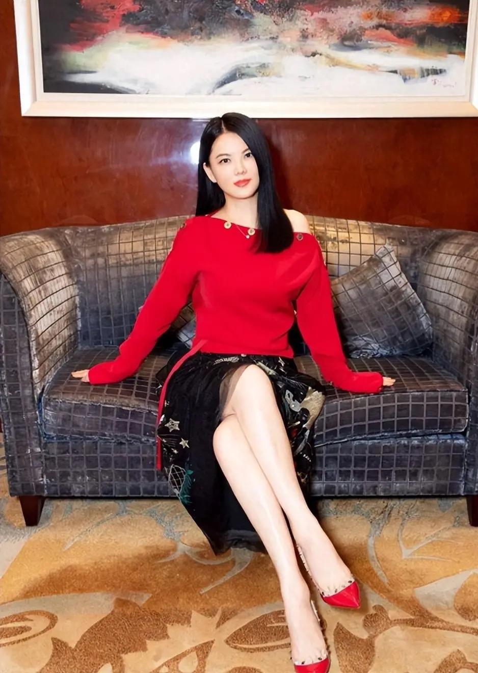李湘离婚4年，48岁单身没再婚，你以为她是放不下前任，错了，她是根本不需要男人，
