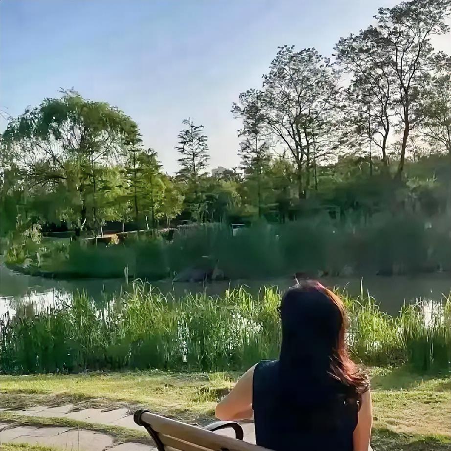 很多人做销售，一直陷入一个误区。
总以为成交的关键，是话术够漂亮、产品够完美、套