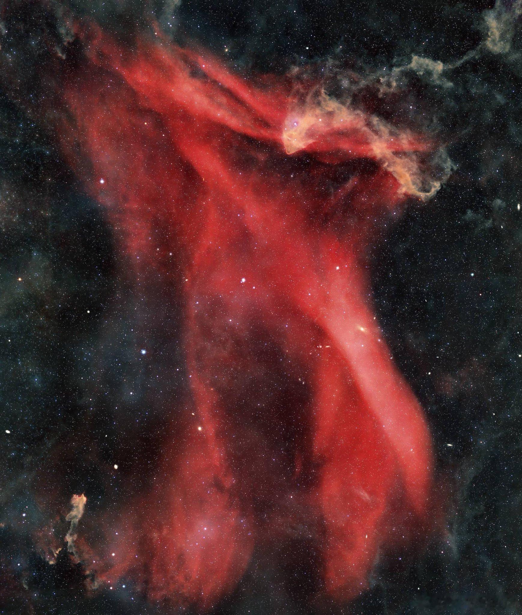 这里展示的是巨大的天琴座星云，它是天空中最大的星云之一。大天琴座星云的角直径几乎