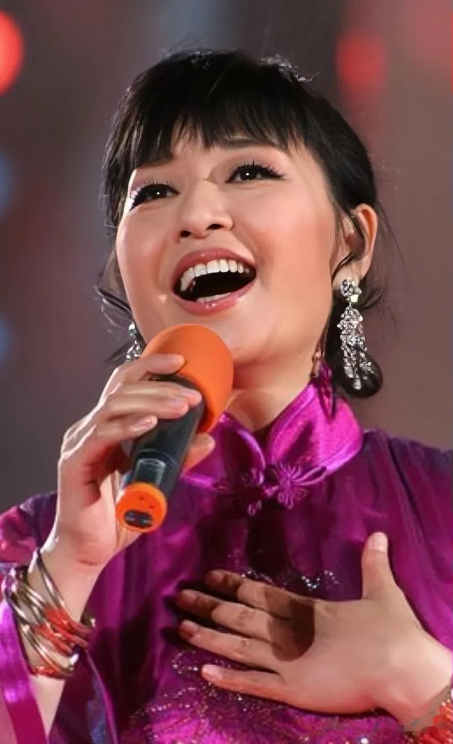 朱军问殷秀梅:据说你结婚当天就提出离婚，有这回事吗？殷秀梅干脆的说:是啊，朱军追