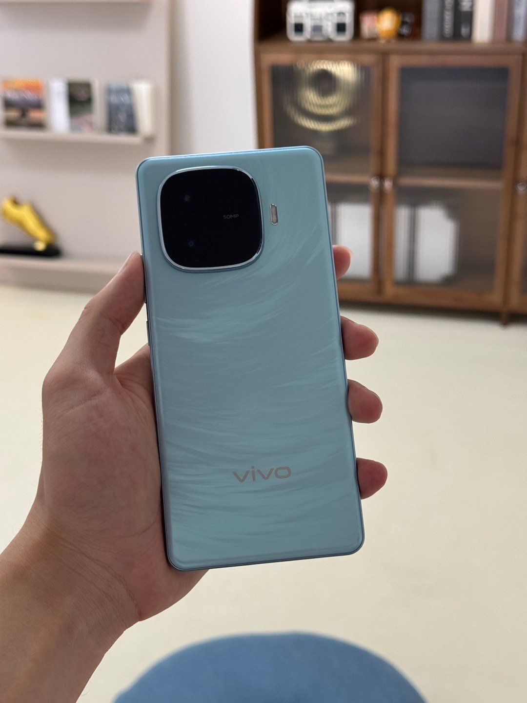 我也是上手了vivo Y200 GT，144Hz高刷，1.5K超窄直屏，超高频调