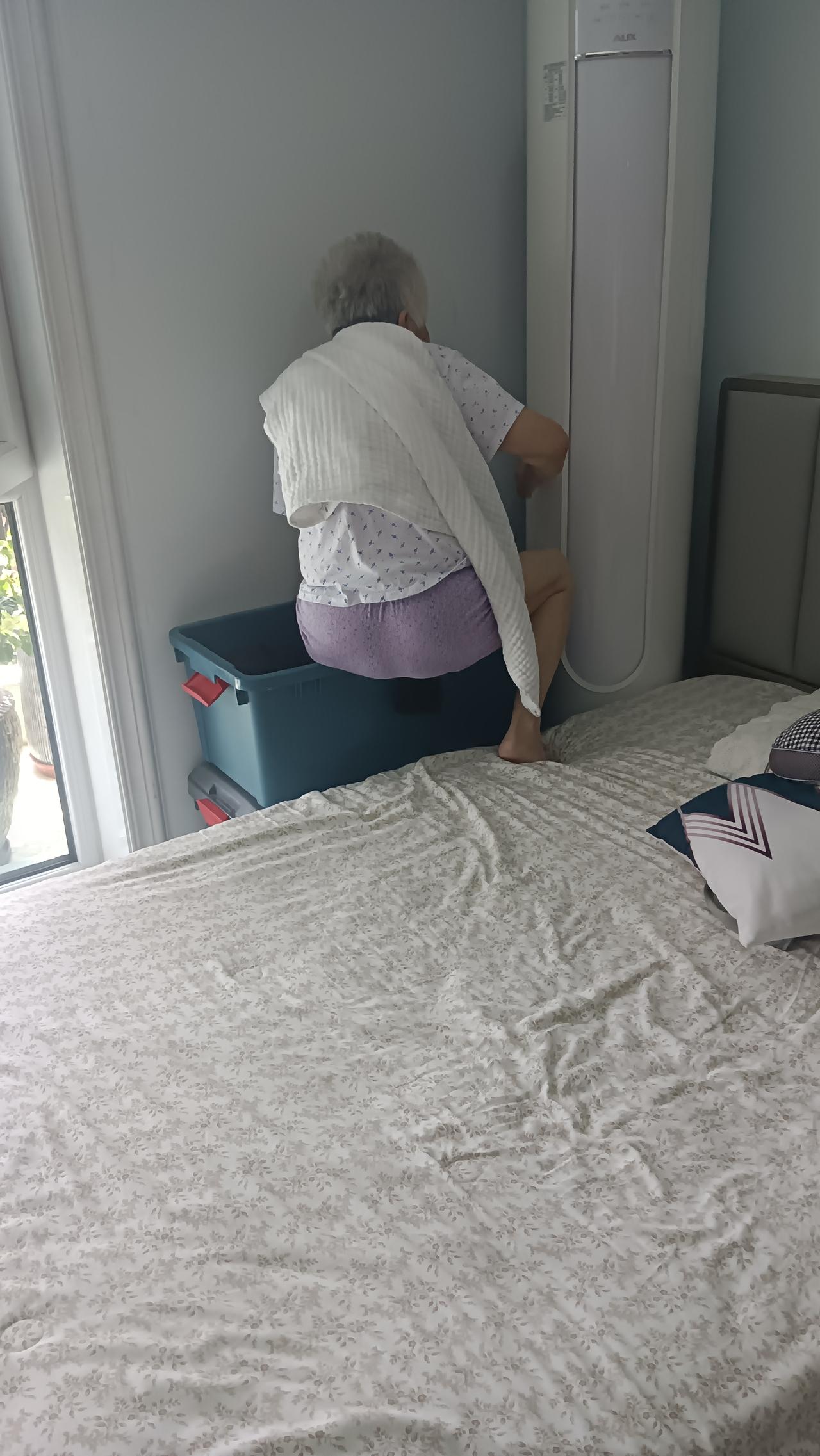 老人生活难以自理，吃饭穿衣等都需要悉心照料