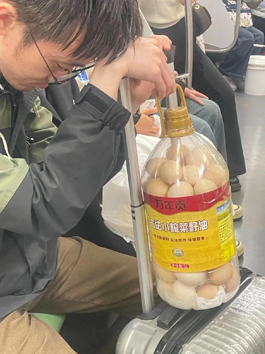 鸡蛋怎么进去的？[吃瓜群众]