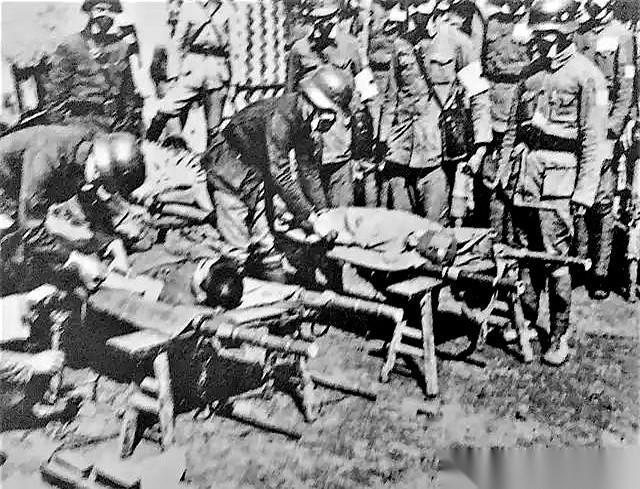 战场上最可怕的，不是子弹。
子弹嗖一下，疼一下，人可能就没了，是个痛快。
怕的是