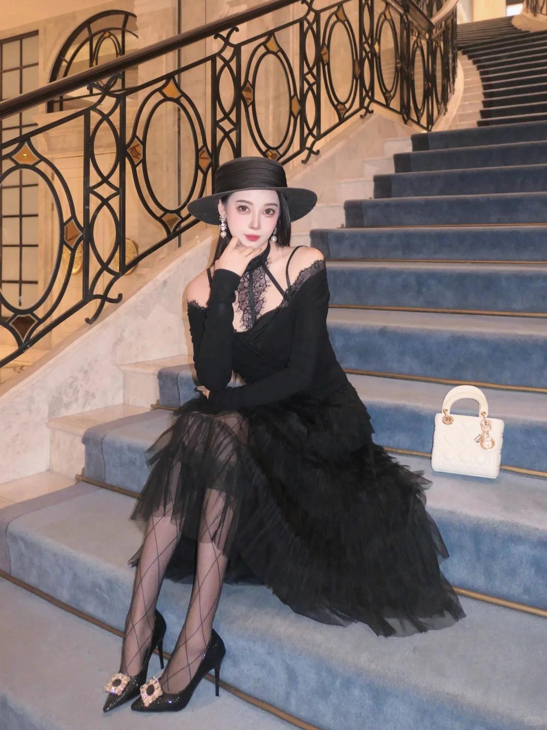 黑天鹅🦢
all black 也可以很仙 色系：黑 搭配：黑色蛋糕裙➕菱格黑丝