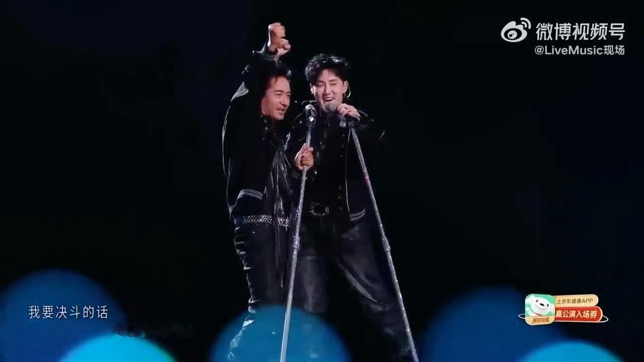 张睿反应演出突发小状况，张睿从容处置碰倒的麦架，迅速调整完成后续表演，稳定发挥展
