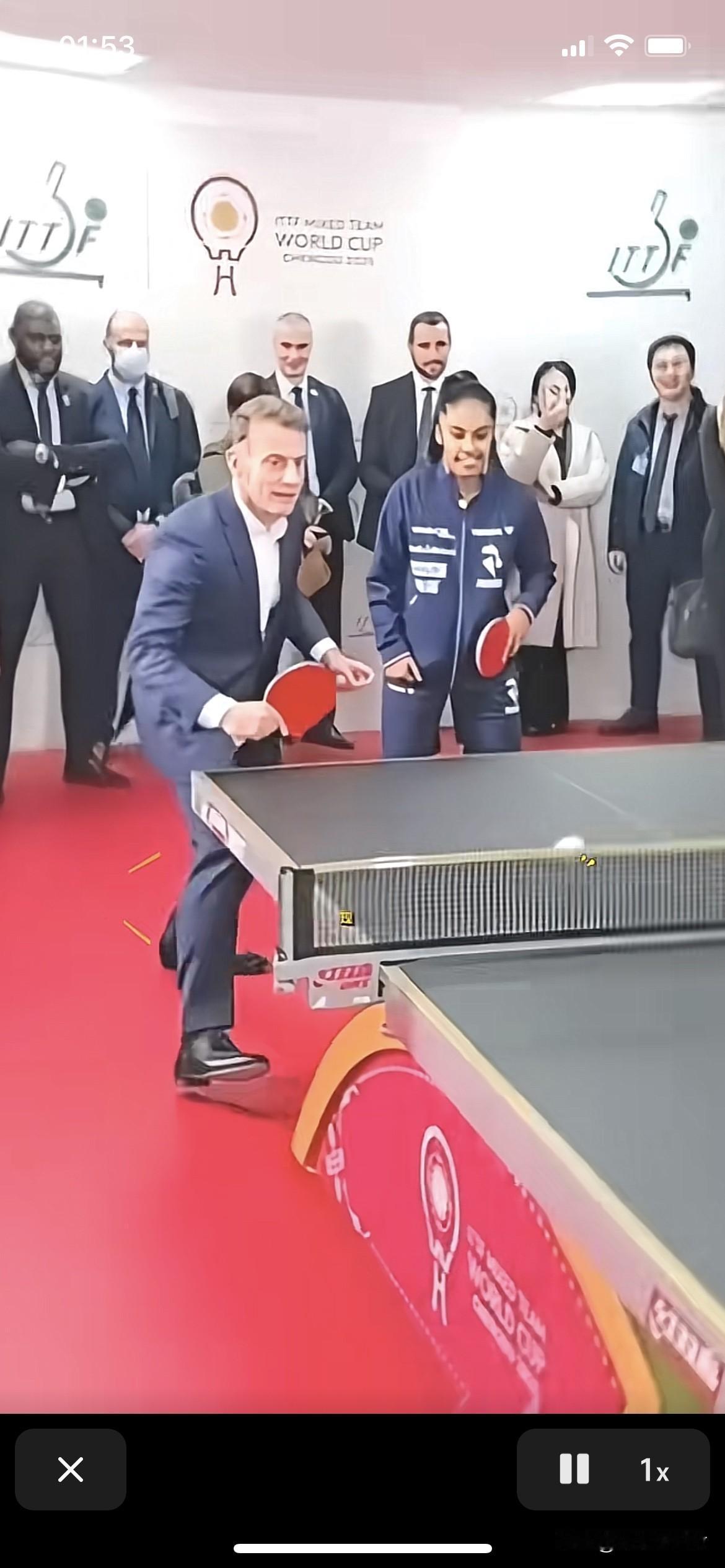 马克龙和小布布双打。国乒队员。
马克龙用中文叫孙颖莎为莎莎！莎莎！
气氛真的非常