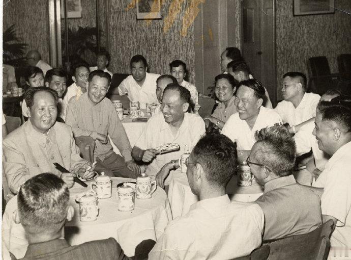 历史上的今日 1957年9月17日晚七时，在上海住处同新民报社社长赵超构、出版界