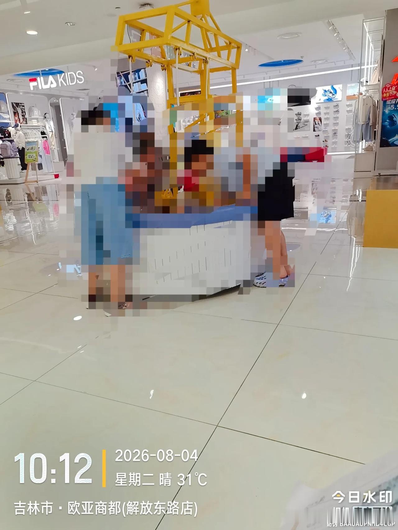 经过7天的观察，发现30度以上高温天气下，城市的空调大型商超内的儿童乐园是最受家