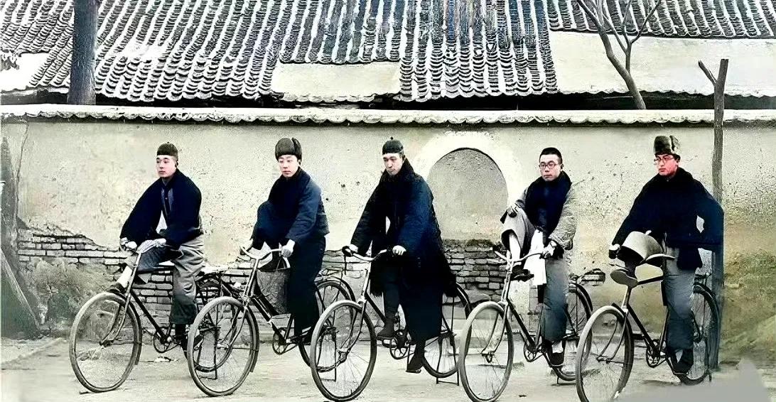 1915年，北平。北洋时期，京城五位高富帅骑在自行车上耍酷。