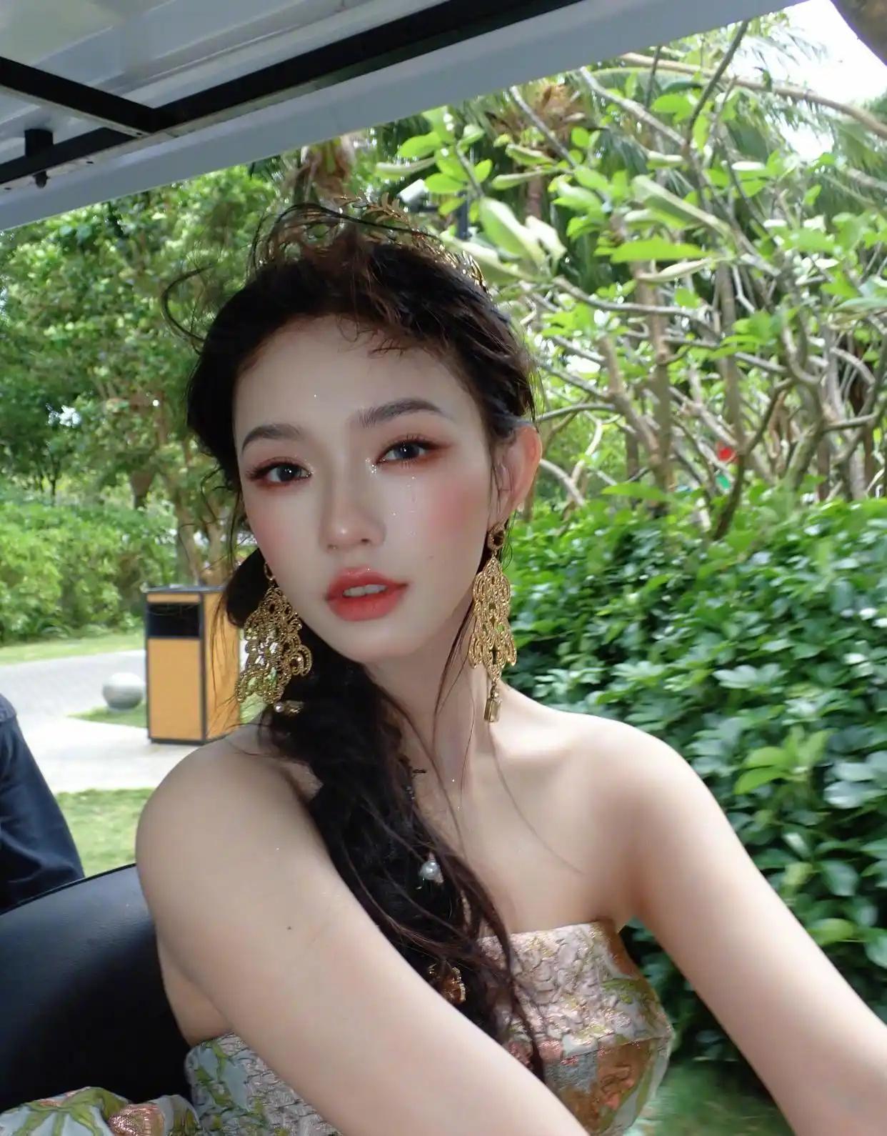 林允这身抹胸造型太绝了，优雅得像童话里走出的公主！ ​​​