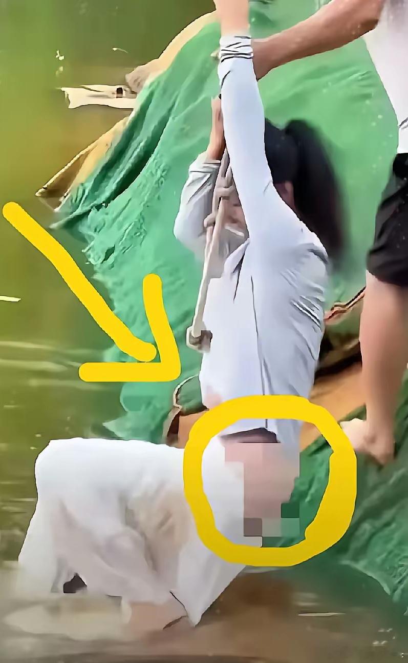 一名女子外出游玩时，不小心掉入河中。周围有很多人，但是没有人下水救她，这时一名男