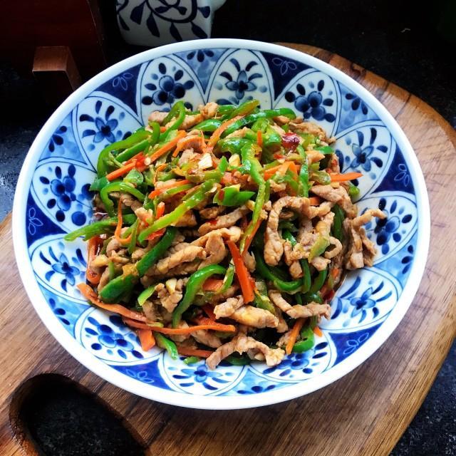 我相信：孝义的饭菜价格一定会打下来！

昨天晚上在楼下的小饭馆吃了点饭，感觉到物