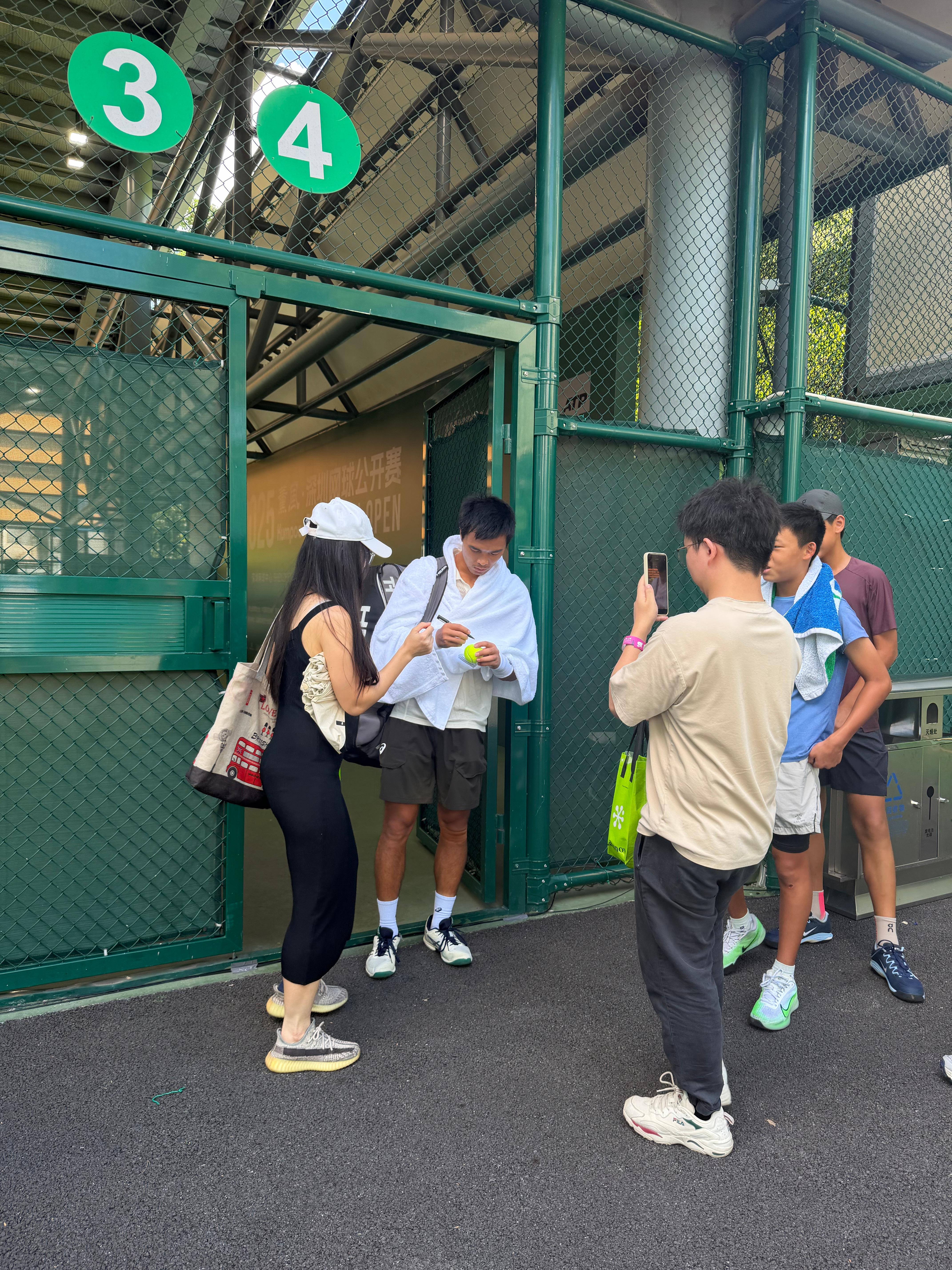 巡回赛在中国孙发京 在深圳福田挑战赛第一轮比赛中以6-2/7-5完胜四号种子杰森