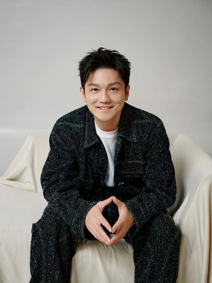 看到今天的樊振东，
真有一种恍若隔世的感觉，
这还是那个憨憨的小胖吗？

估计东