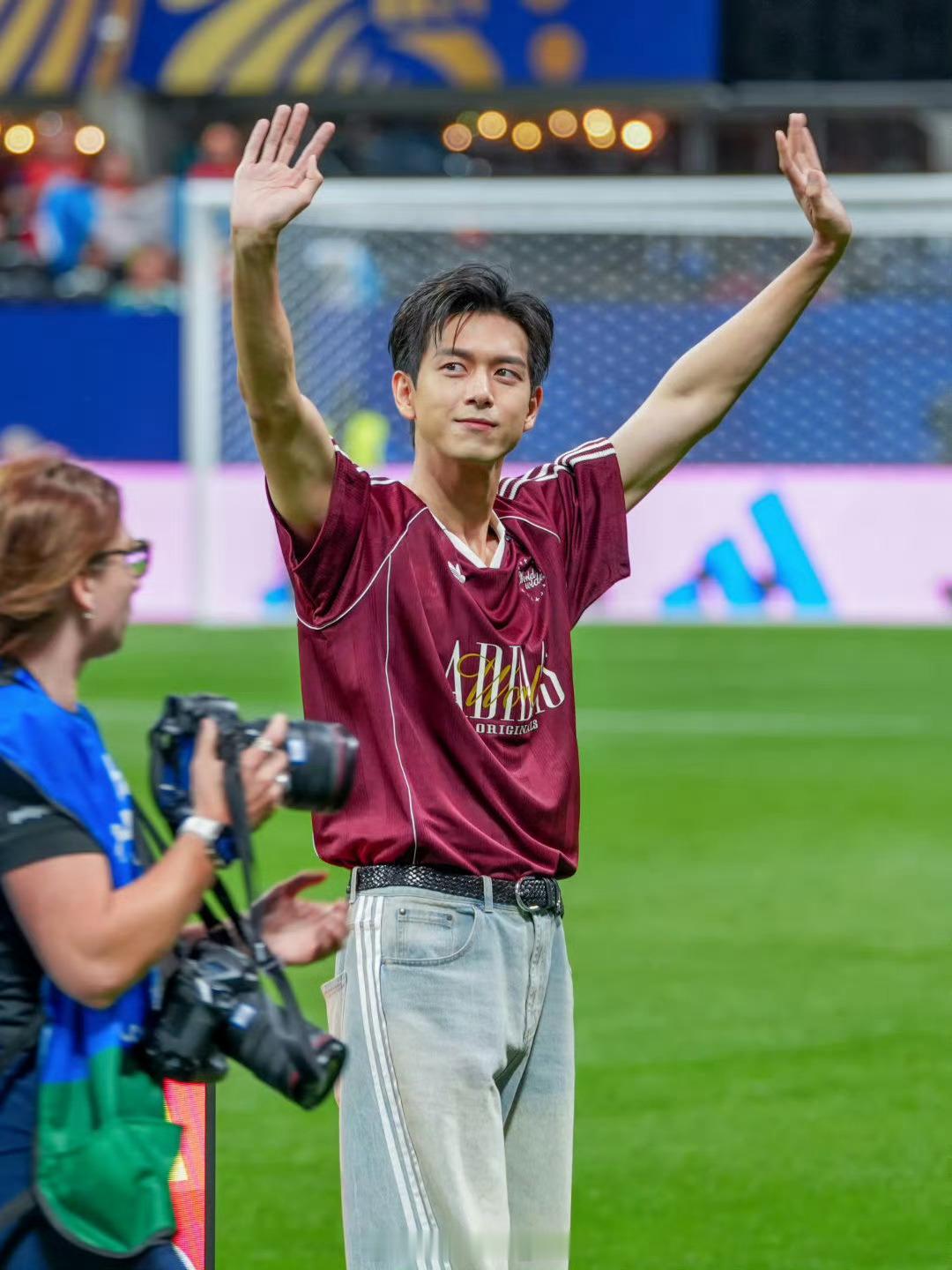 MOK_StarStyle 李现为世界杯球赛开球 ⚽李现受阿迪达斯之邀担任世界杯
