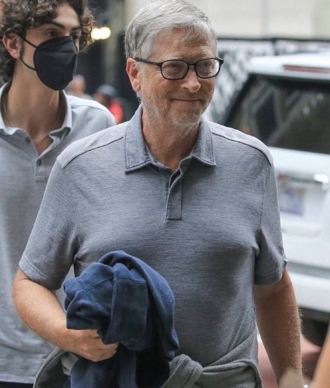 大门大善人都老了，胸肌雌化了吗？激素压不住了？他的老婆长得好强壮，手好粗大。