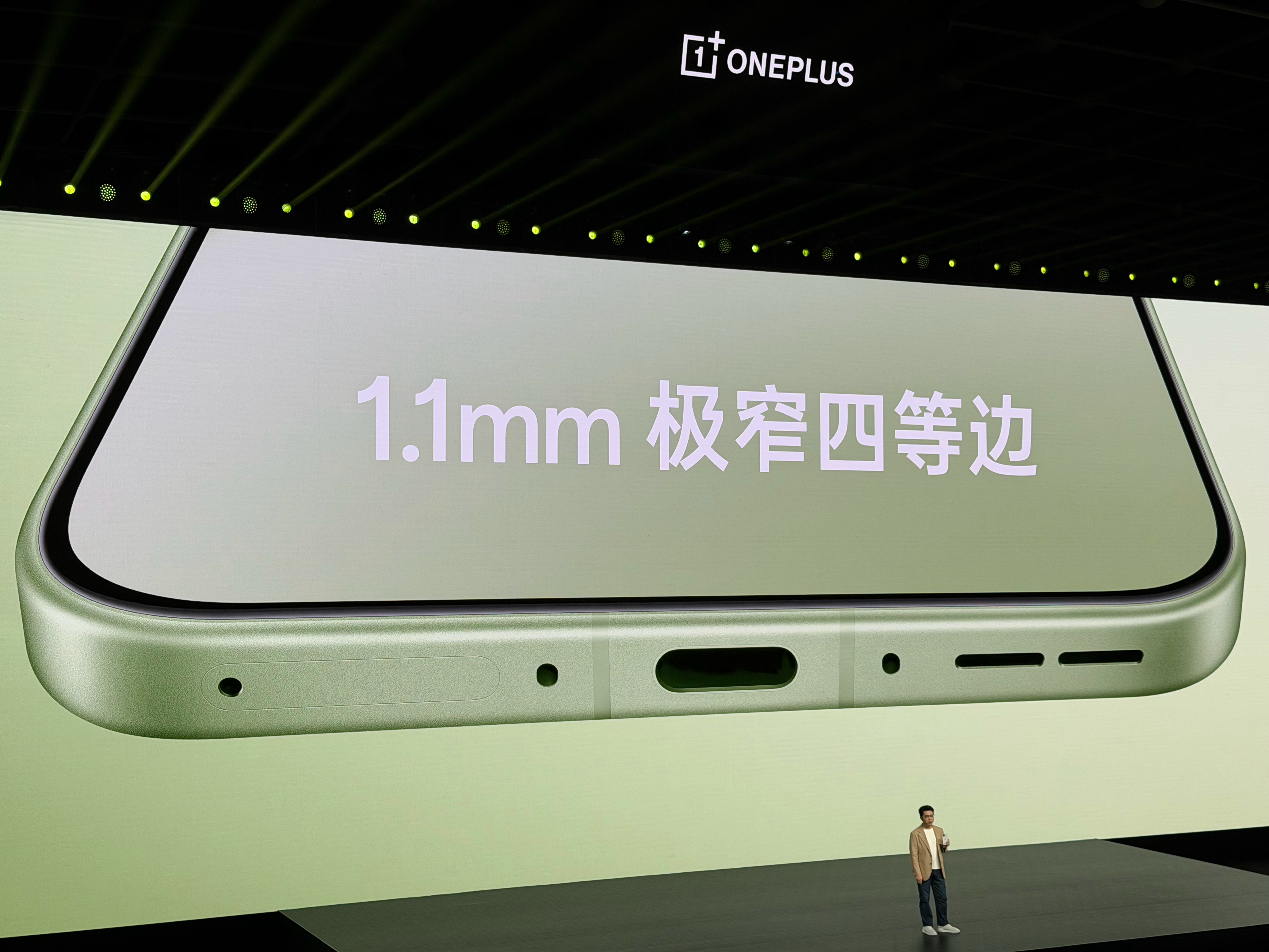 一加15T一加15T这次真的把颜色和质感都做出来了，治愈白巧配纯白金属中框，干净