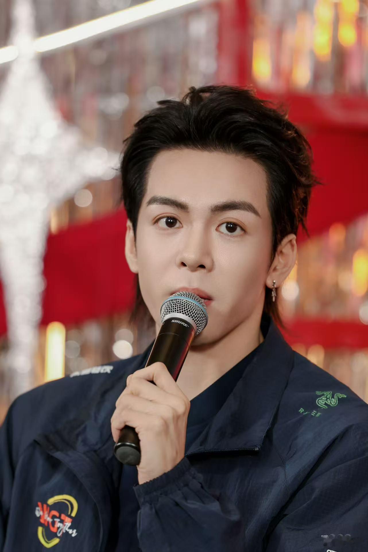 曾舜晞交换人生杀青曾舜晞《交换人生》杀青路透～现场给粉丝们喷雪花好浪漫啊杀青大吉